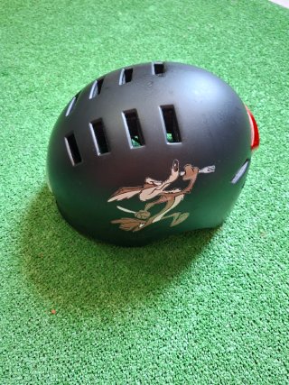 Casco patinete negro