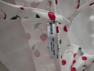 Top Bershka cerezas blanco