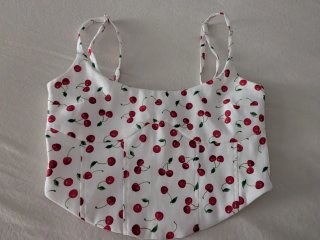 Top Bershka cerezas blanco