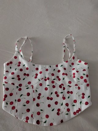 Top Bershka cerezas blanco