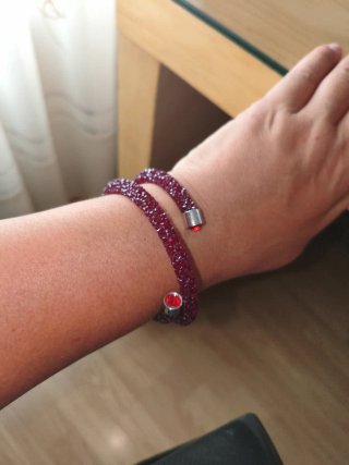 Pulsera rígida con brillantes rojos
