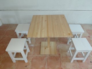 Mesas plegables en madera maciza. Sillas taburetes