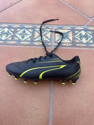 Botas fútbol Puma niño negras y amarillas talla 34