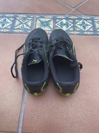 Botas fútbol Puma niño negras y amarillas talla 34