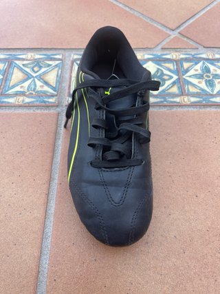 Botas fútbol Puma niño negras y amarillas talla 34