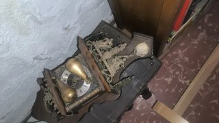 Reloj de pared antiguo con péndulo
