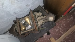 Reloj de pared antiguo con péndulo