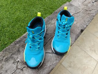 Botas de trekking +8000 azules y amarillas