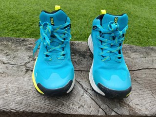 Botas de trekking +8000 azules y amarillas