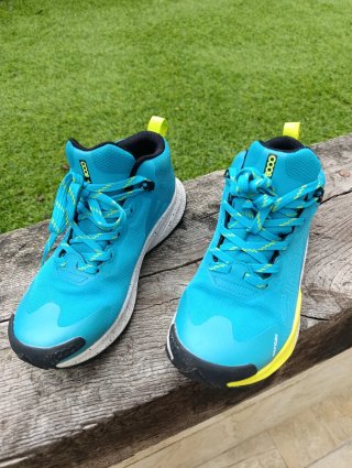 Botas de trekking +8000 azules y amarillas