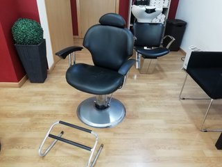 Sillón de peluquero mas reposapiés.