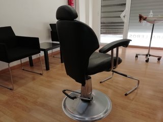 Sillón de peluquero mas reposapiés.
