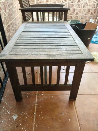 Conjunto mesa y sillones exterior madera.