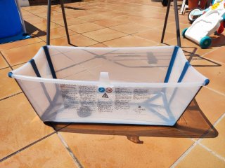 Bañera de bebé Stokke con soportes y en sus cajas
