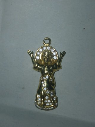 Colgante de oro con figura religiosa