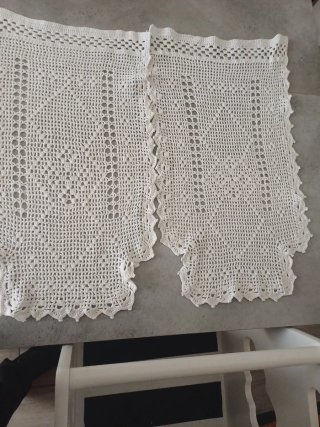 Dos tapetes de hilo hechos a mano
