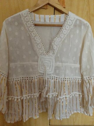 Camisa blanca con detalles dorados