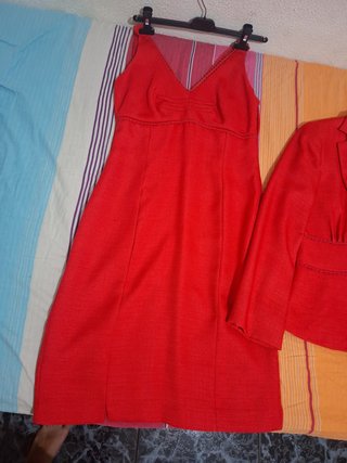 Vestido rojo con escote en V