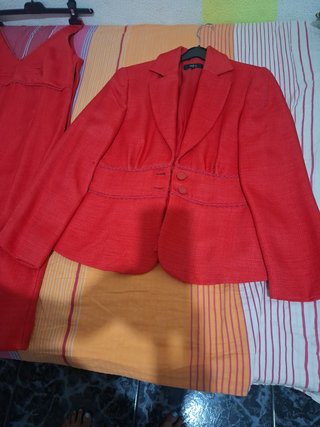 Vestido rojo con escote en V