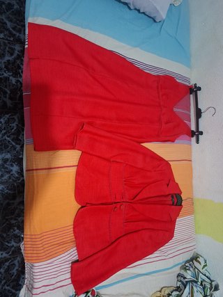 Vestido rojo con escote en V