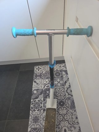 Patinete Decathlon azul y blanco
