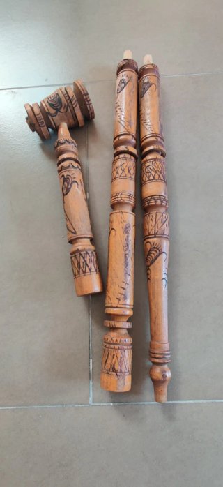 Pieza étnica decorativa de madera tallada