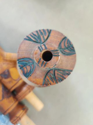Pieza étnica decorativa de madera tallada