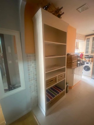 Estantería de madera con cajones