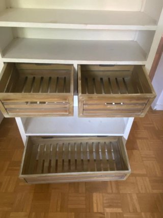 Estantería de madera con cajones