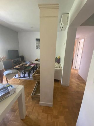 Estantería de madera con cajones