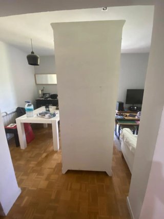 Estantería de madera con cajones