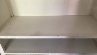 Estantería de madera con cajones