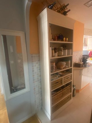 Estantería de madera con cajones
