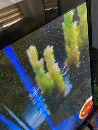 Televisor Negro con Múltiples Colores