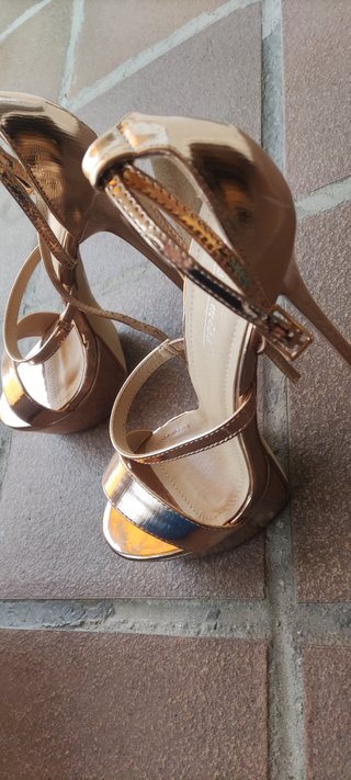 Zapatos de tacón dorados