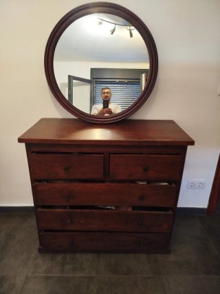 Cómoda de madera con espejo