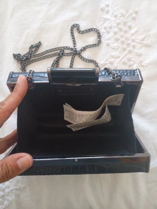 Bolso de mano negro con cadena