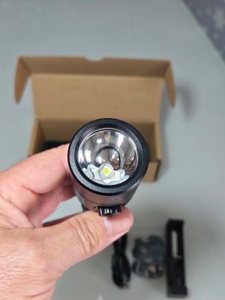 Linterna de buceo Sofirn SD06 + Batería y cargador