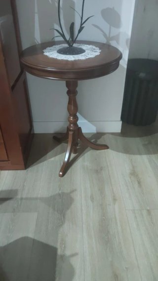 Mesa auxiliar rústica de madera
