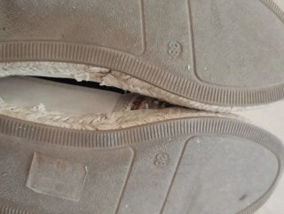 Zapatillas planas beige con abalorios