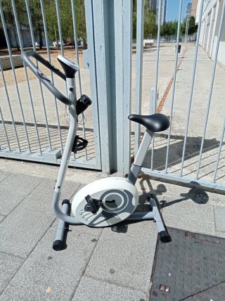 Bicicleta estática gris y blanca