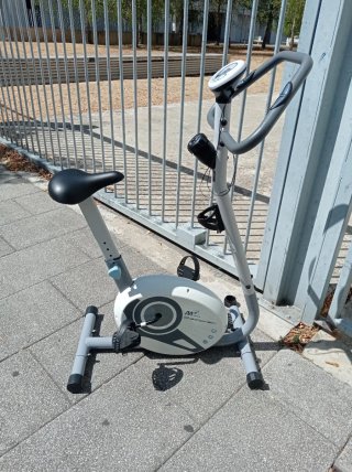 Bicicleta estática gris y blanca
