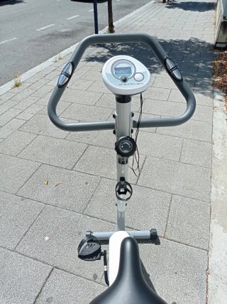 Bicicleta estática gris y blanca