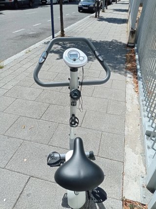 Bicicleta estática gris y blanca