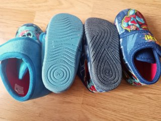 Zapatillas casa niño/a Stitch y Superman.