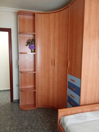 Mueble de pared modular azul y madera