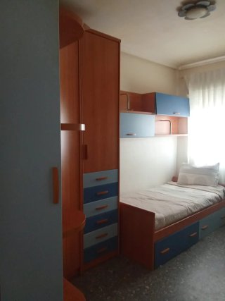 Mueble de pared modular azul y madera