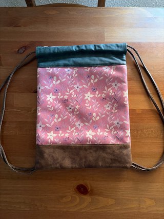 Mochila con estampado de chica y París.