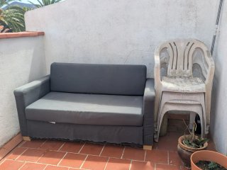 SE REGALA Sofá 2 plazas y 4 sillas terraza