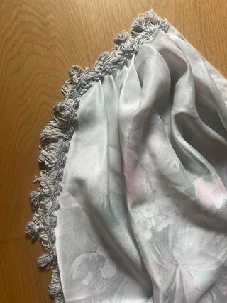 Cenefa superior cortina gris y rosa.